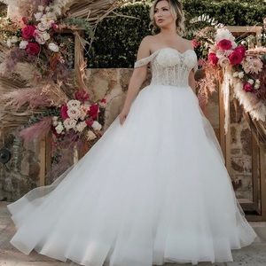 Wedding dress brand new never worn size 16